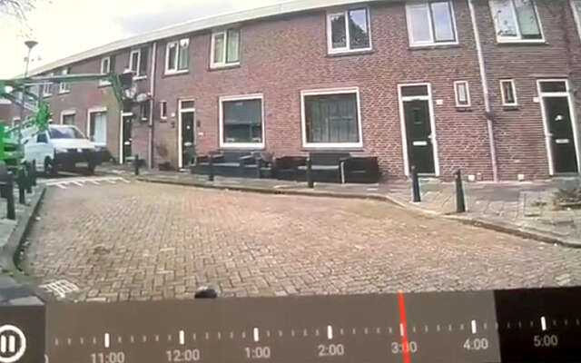 Creatieve schilder bijna uit zijn hoogwerker geramd door net iets te breed busje